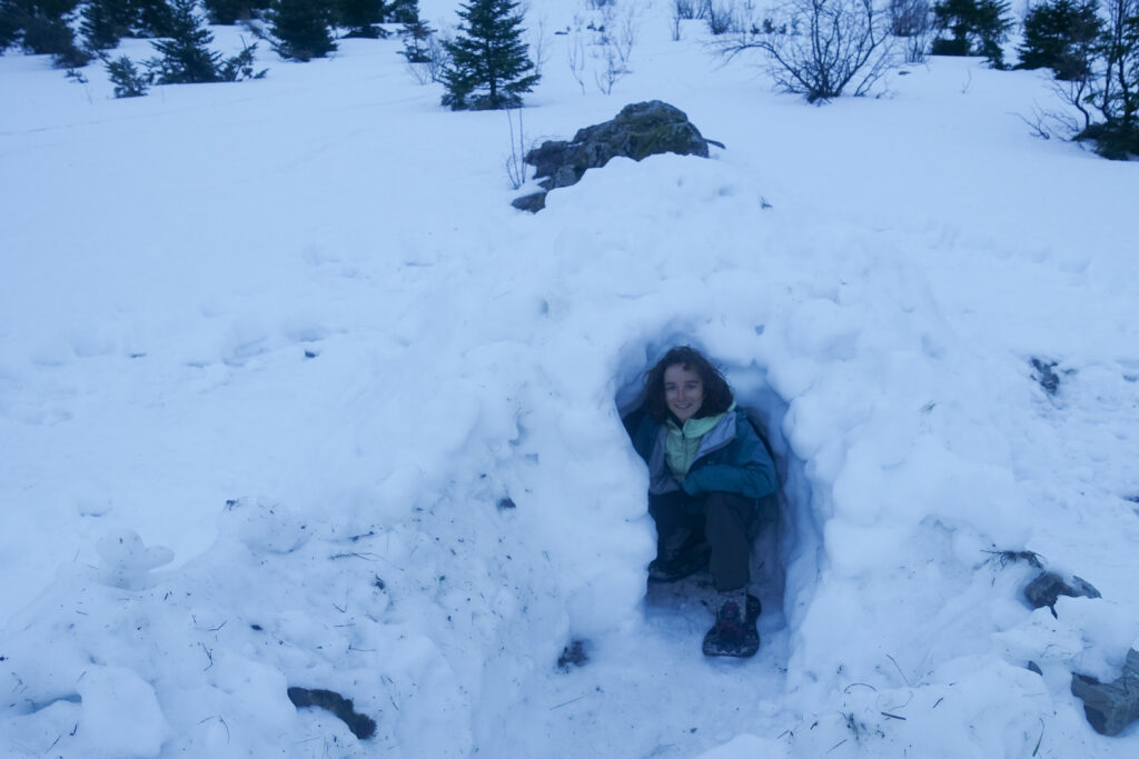 À l’entrée de l’abri à neige ou quinzee