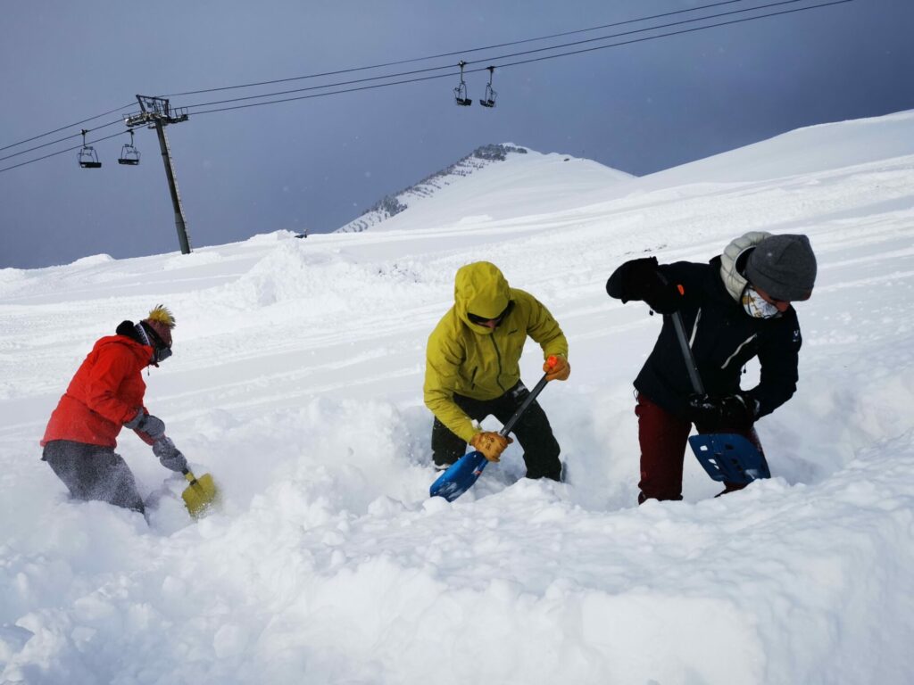 Groupe en train de déneiger une victime d'avalanche