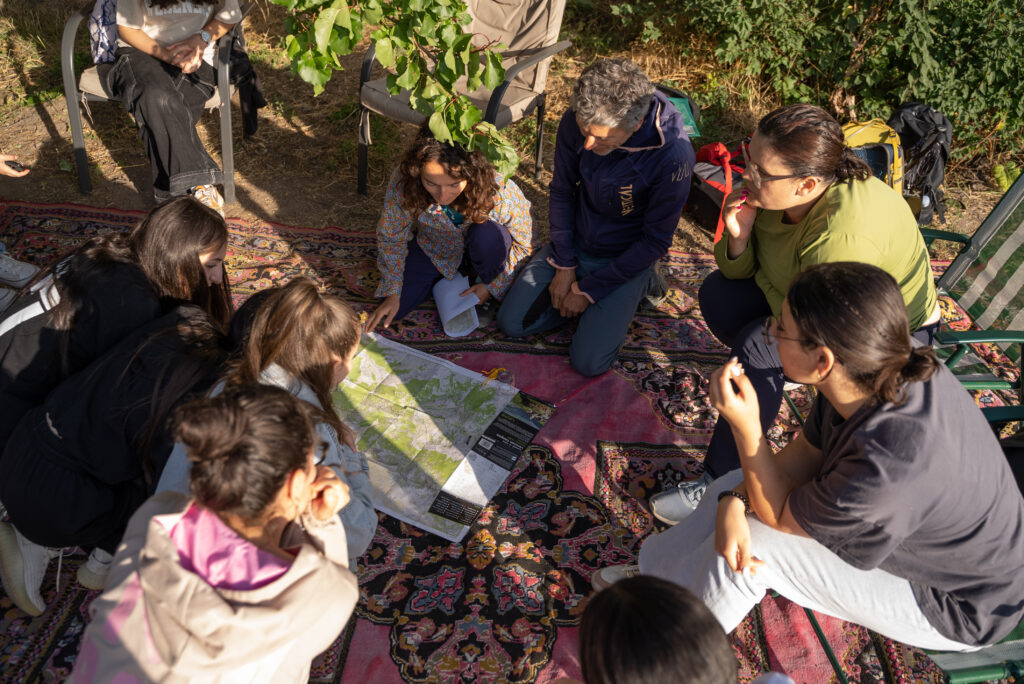 Grupo leyendo un mapa